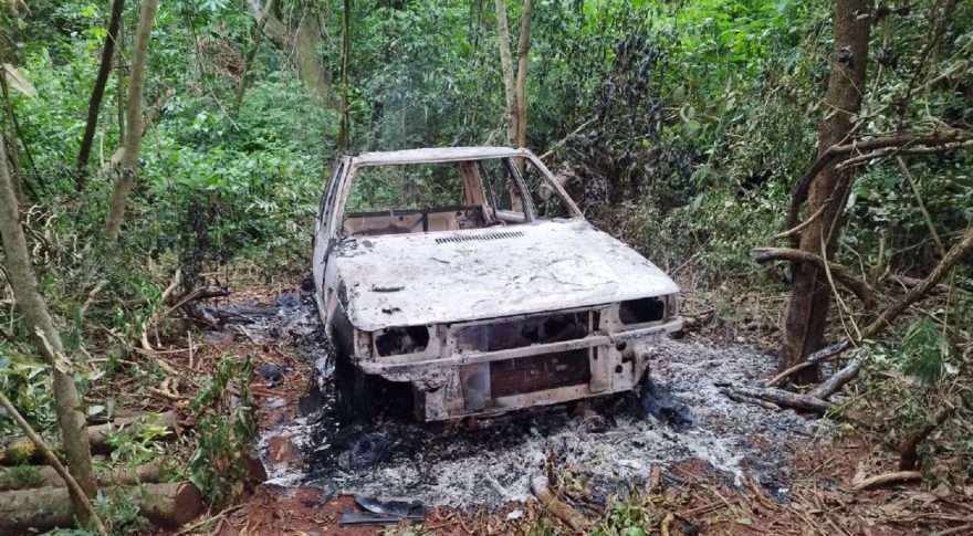 Veículo de homem desaparecido é encontrado incendiado e corpo é localizado esquartejado.