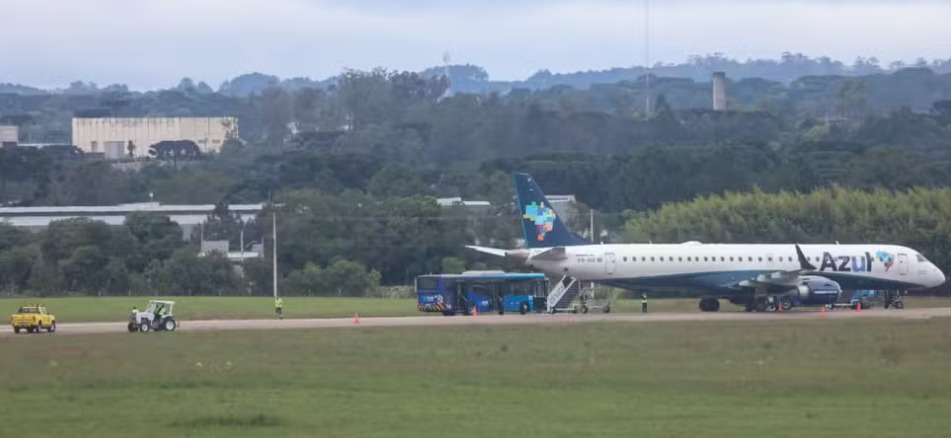 Voo é cancelado e passageiro é preso após fazer 'piada' com ameaça de bomba no Paraná.