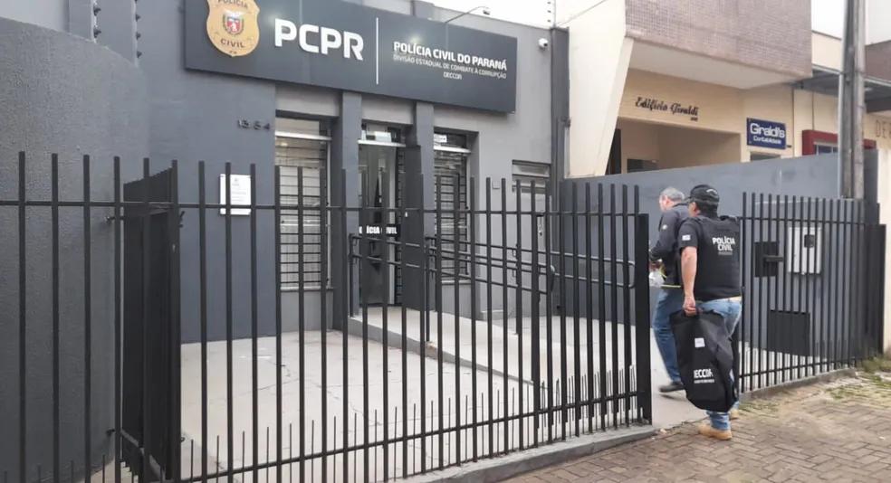 Secretário municipal e integrantes de empresas são presos por suspeita de fraudes em licitações de prefeituras do Paraná.