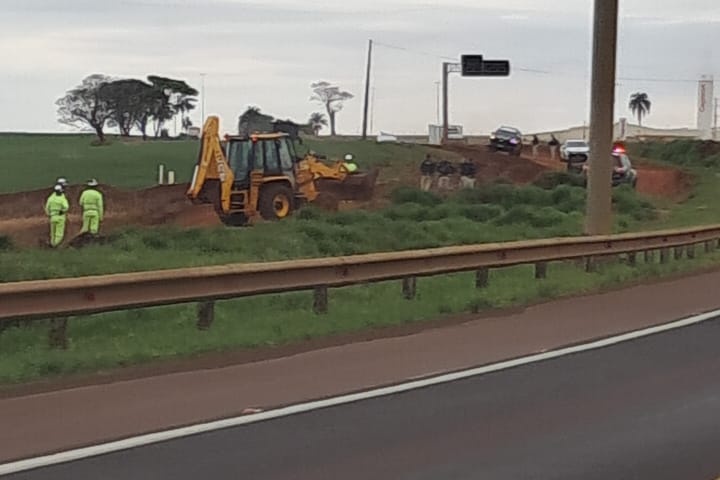Estrada usada como desvio de praça de pedágio é fechada em operação acompanhada pela PRF.