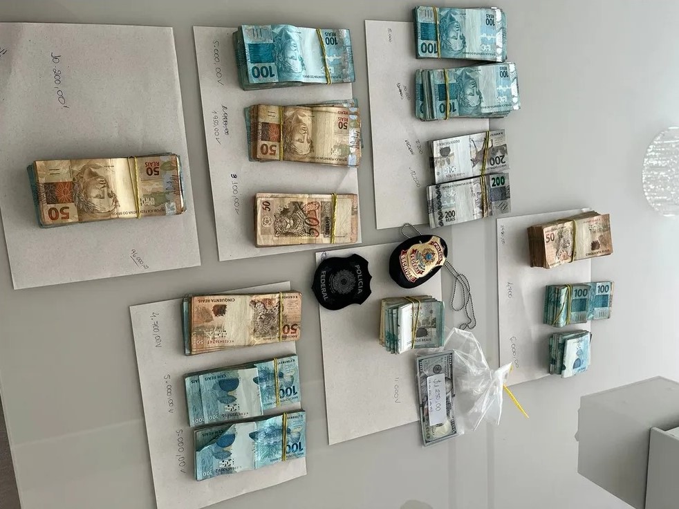 R$ 100 mil em dinheiro, armas e munições são apreendidos em operação da PF contra grupo que aplicou golpes em beneficiários do INSS.