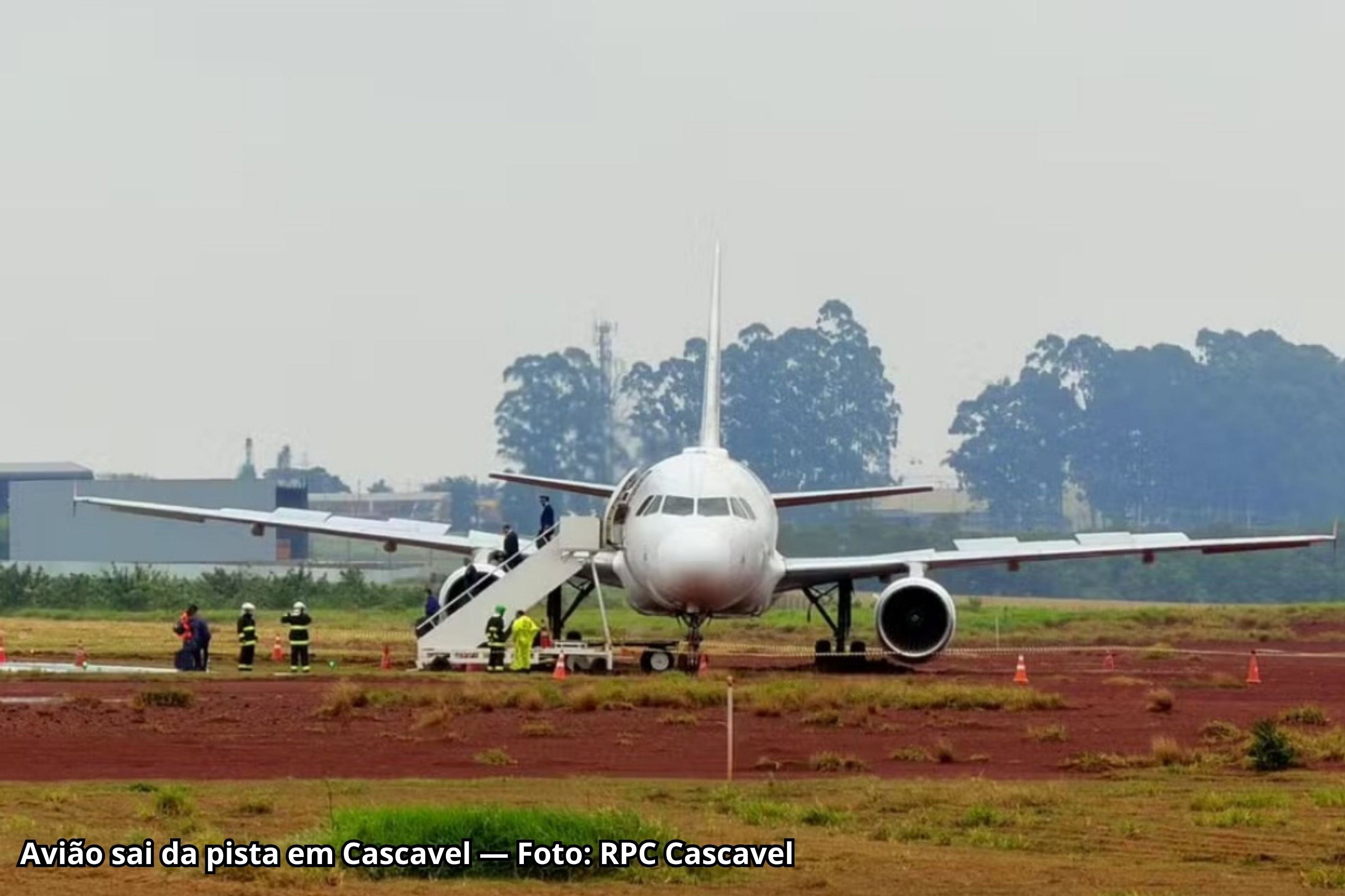 Avião da Latam com 151 pessoas a bordo sai da pista durante pouso e fica atolado na lama no Paraná.
