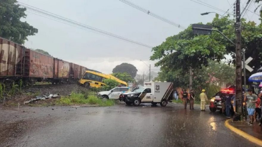 Pai vai ao local do acidente com ônibus da Apae e encontra filha morta.