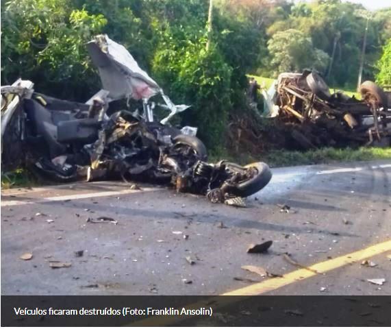 Motorista morre em acidente envolvendo dois carros e caminhão de concreto no Paraná.