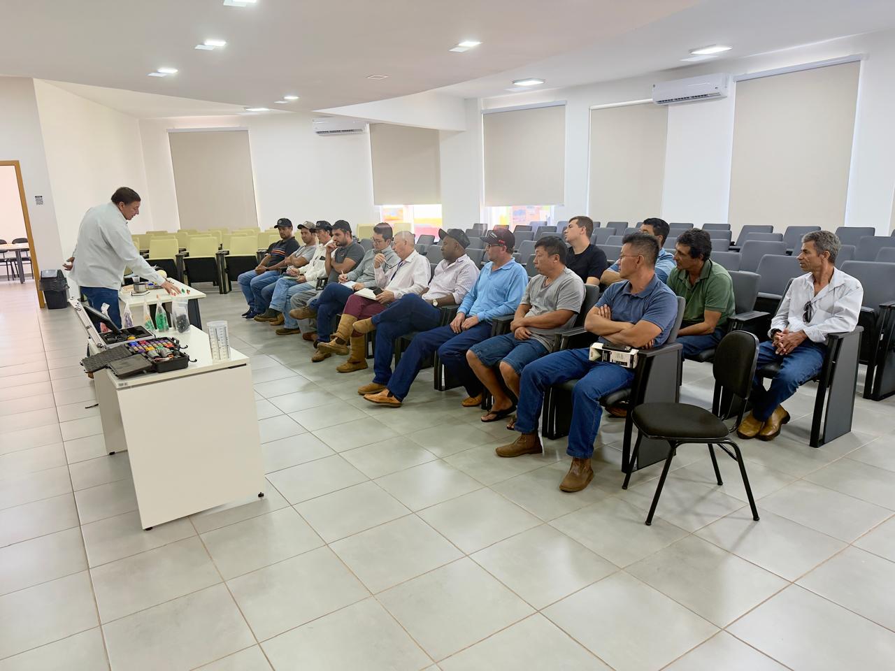 Tecnologia de aplicação de defensivos agrícolas instrui produtores rurais em Ubiratã.
