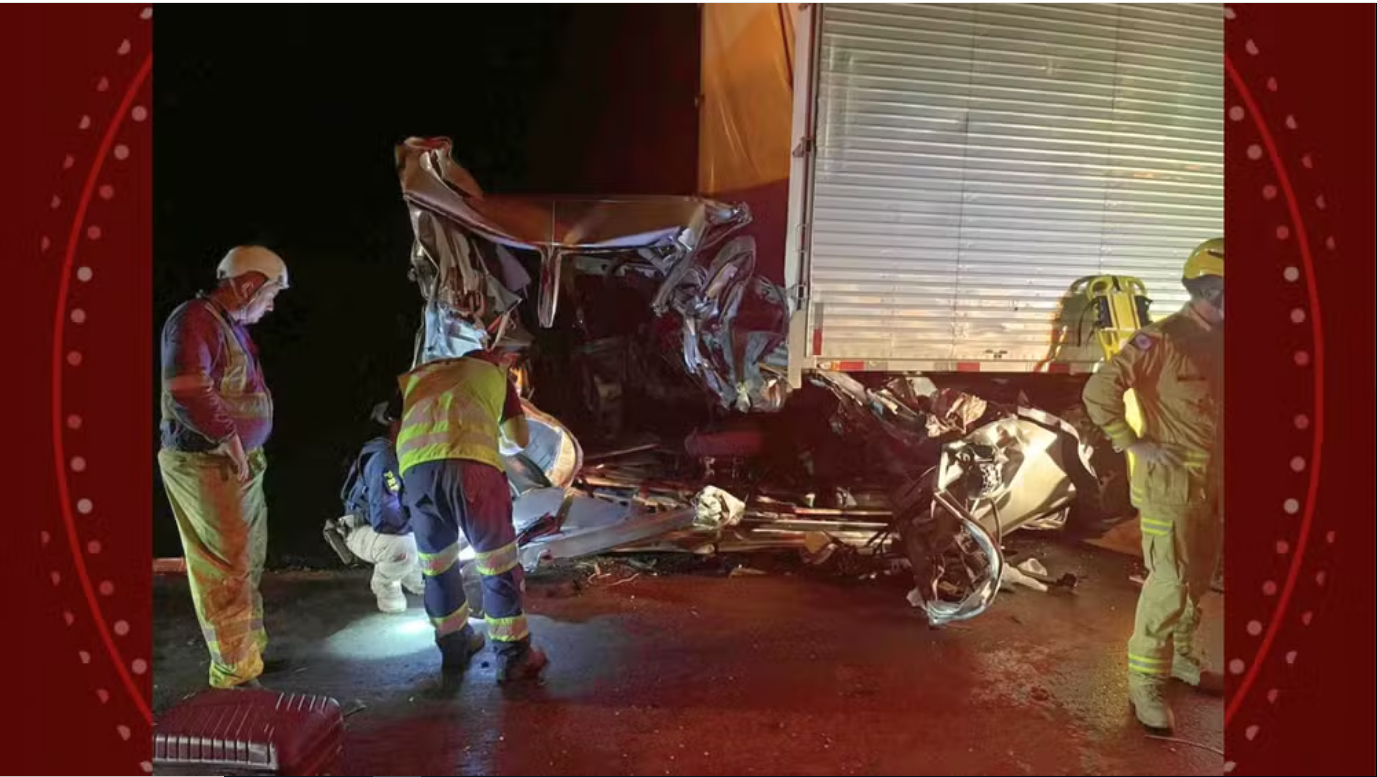 Engavetamento entre quatro caminhões, van e carro mata mulher e interdita serra do Paraná.