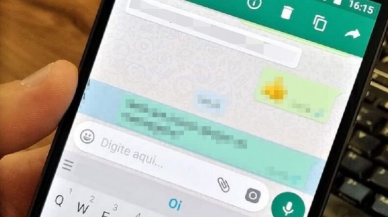 Mulher encontra mensagem em celular de amante, tira satisfação e acaba agredida.