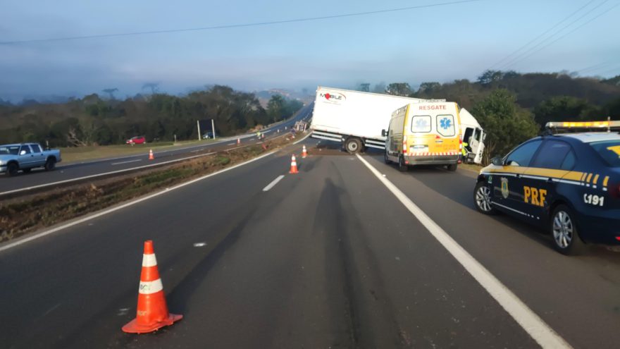 Motorista de caminhão fica gravemente ferido em acidente na BR-277