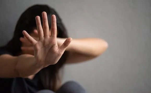 Após 3 meses de namoro mulher põe fim ao relacionamento e é agredida.