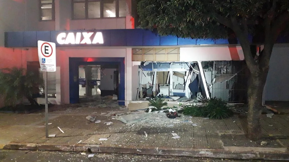 Agência da Caixa fica parcialmente destruída após tentativa de assalto.