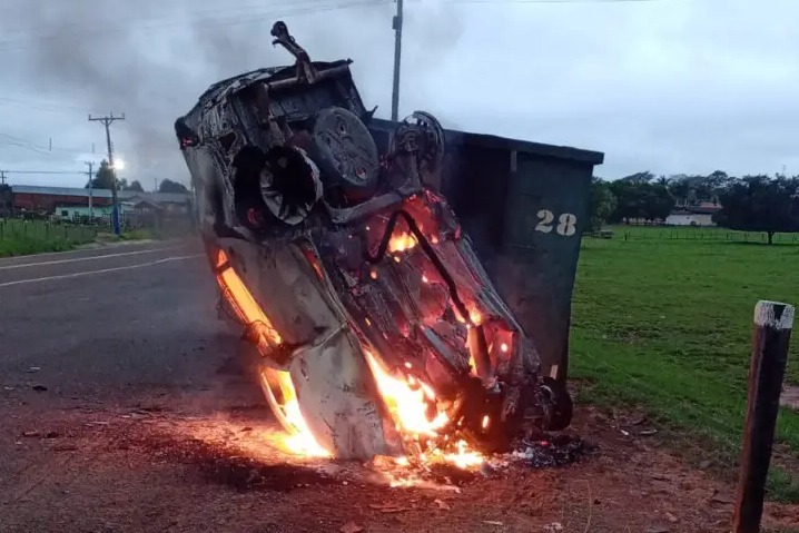 Homem morre carbonizado em acidente após assassinar a mulher a facadas.