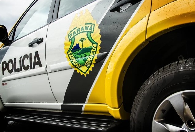 Ônibus de comerciantes é assaltado na BR-277; passageiros foram feitos de reféns, diz polícia.