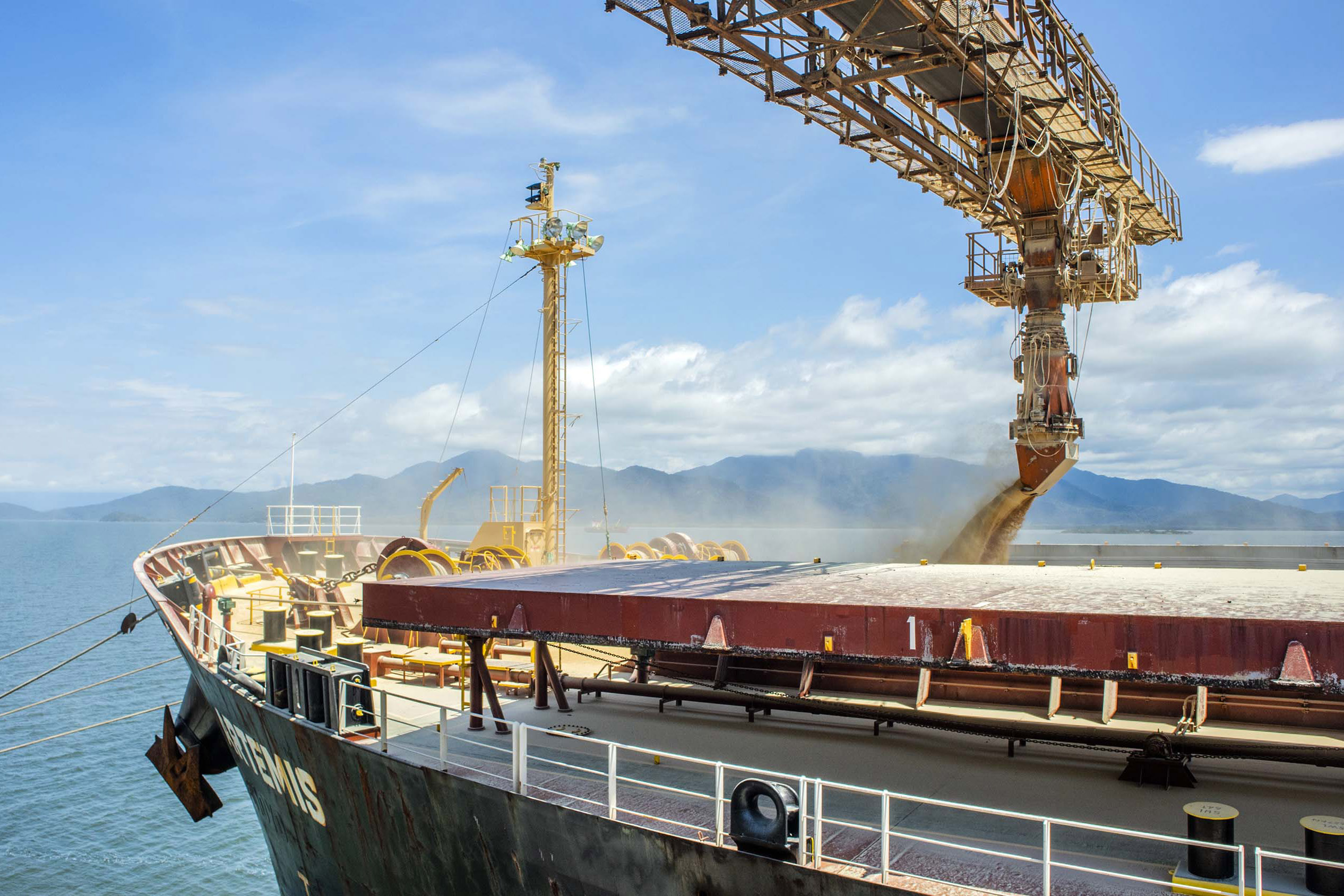 Exportações de soja, açúcar, combustíveis e frango batem recorde no Paraná em 2024.