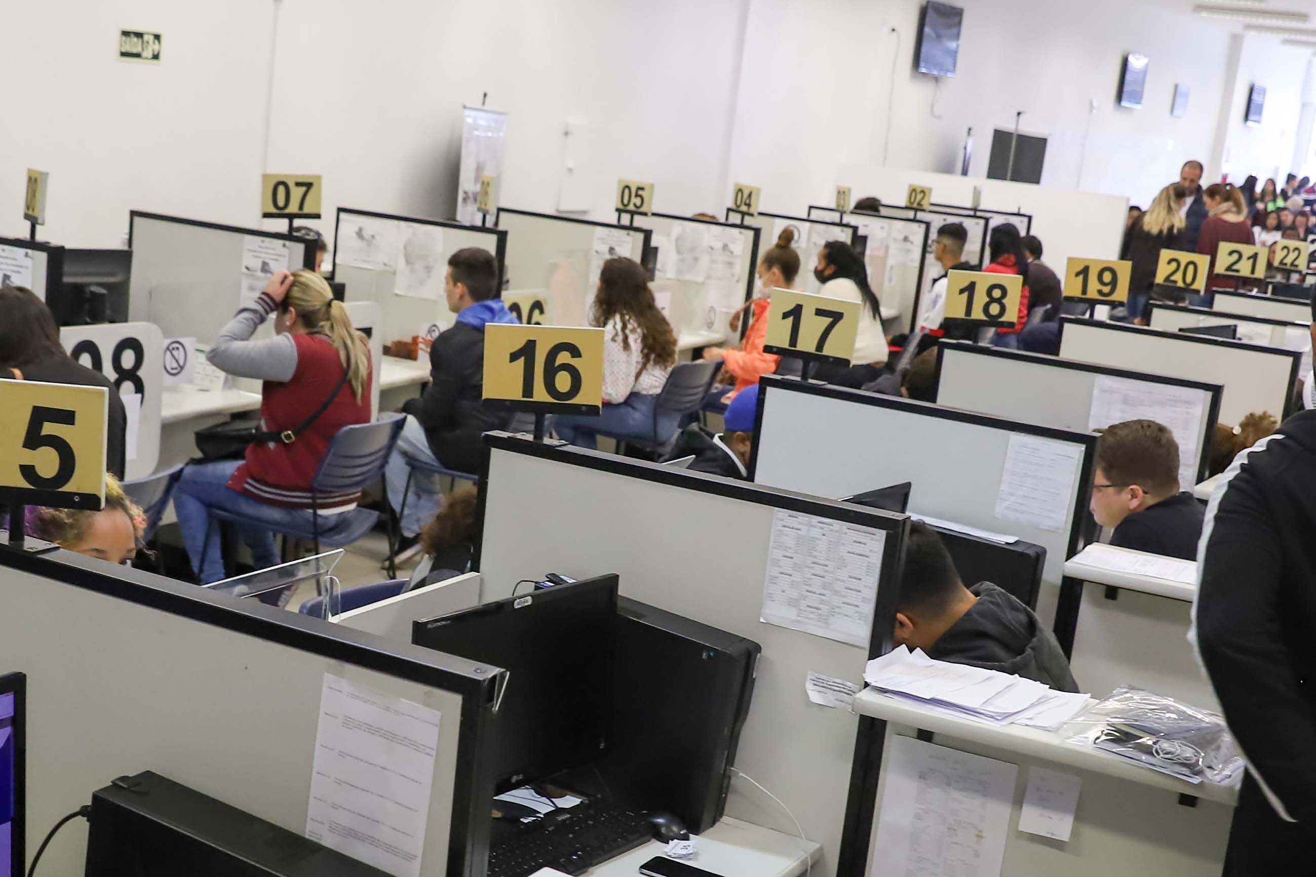 Agências do Trabalhador iniciam a semana com 16.368 vagas, maior número do ano.
