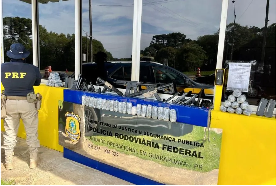 'Armas de guerra' escondidas em fundo falso de carro estrangeiro são apreendidas no Paraná.