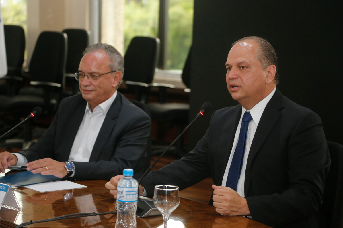 Estado quer estreitar laços com a indústria para crescer com velocidade.