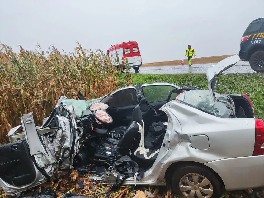 Juranda: Uma pessoa morre e três ficam feridas em acidente entre dois carros.