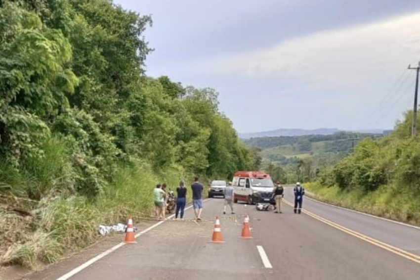 Jovem de 19 anos morre após motocicleta atingir barranco na PR-484, em Quedas do Iguaçu.