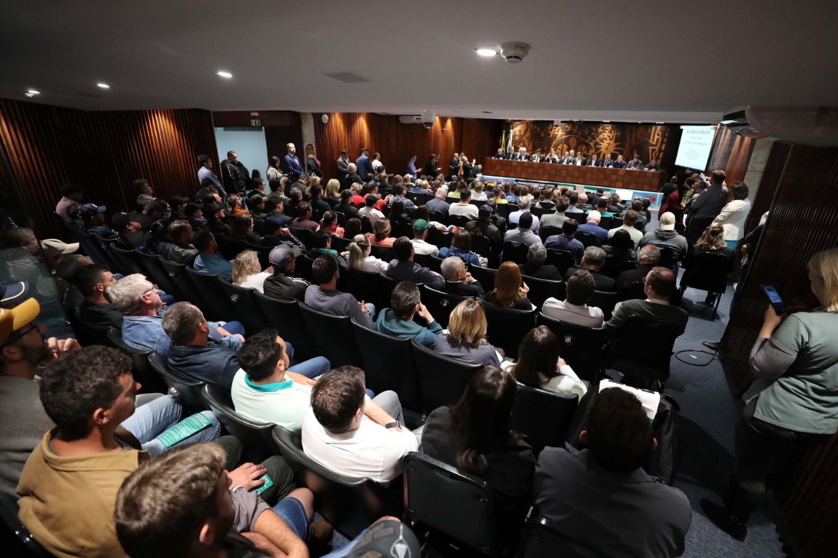 Governo do Paraná participa de audiência pública para discutir situação do setor leiteiro.