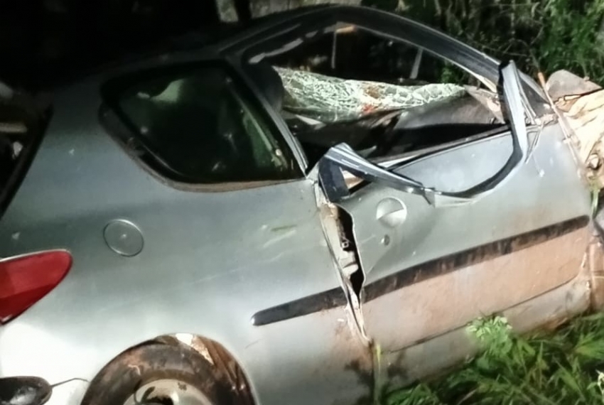 Gestante fica ferida após carro bater em árvore na PR-239, entre Campina da Lagoa e Nova Cantu.