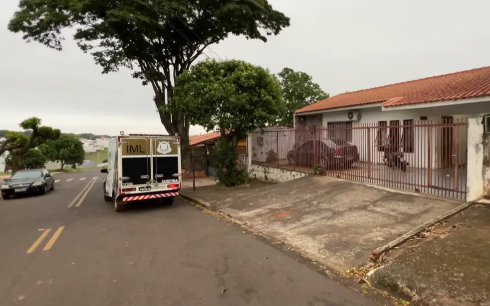 Homem invade casa e mata ex-esposa a tiros em Umuarama, diz PM; filha presenciou o crime e também foi atingida.