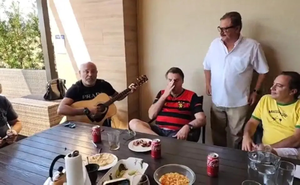 Veja o VÍDEO: Bolsonaro se emociona e chora em live com sertanejo Rick, dupla de Renner.