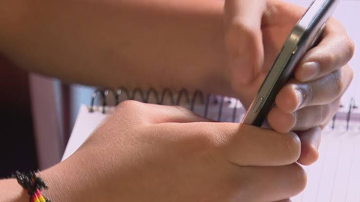 Saiba o que muda com a nova norma, sobre o uso de celulares nas escolas.