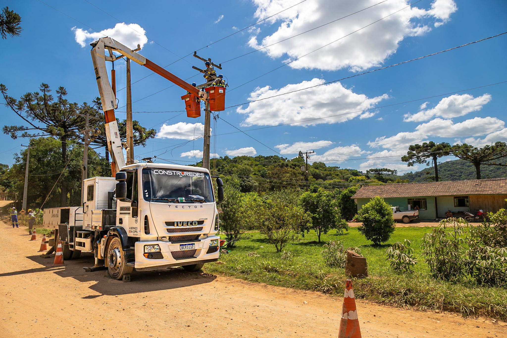 Paraná Trifásico conclui a construção de 11.245 km de redes e já beneficia 315 municípios.