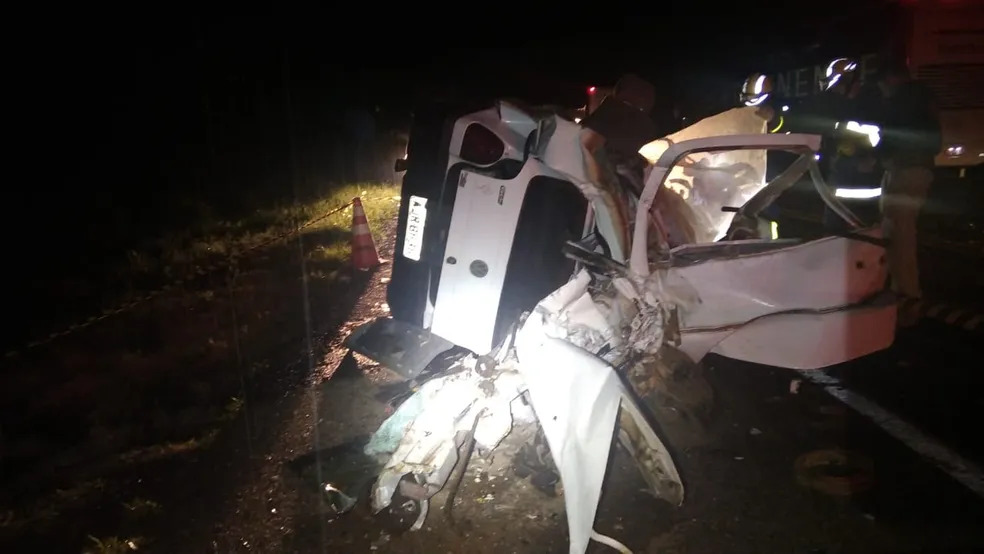 Motorista sem carteira morre ao invadir pista contrária e acertar ônibus na BR-277 em Guaraniaçu.