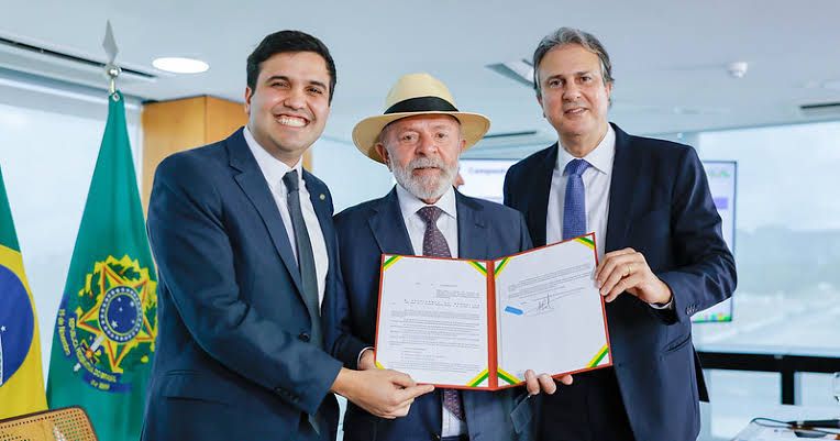 Lula sanciona projeto que proíbe uso de celulares nas escolas