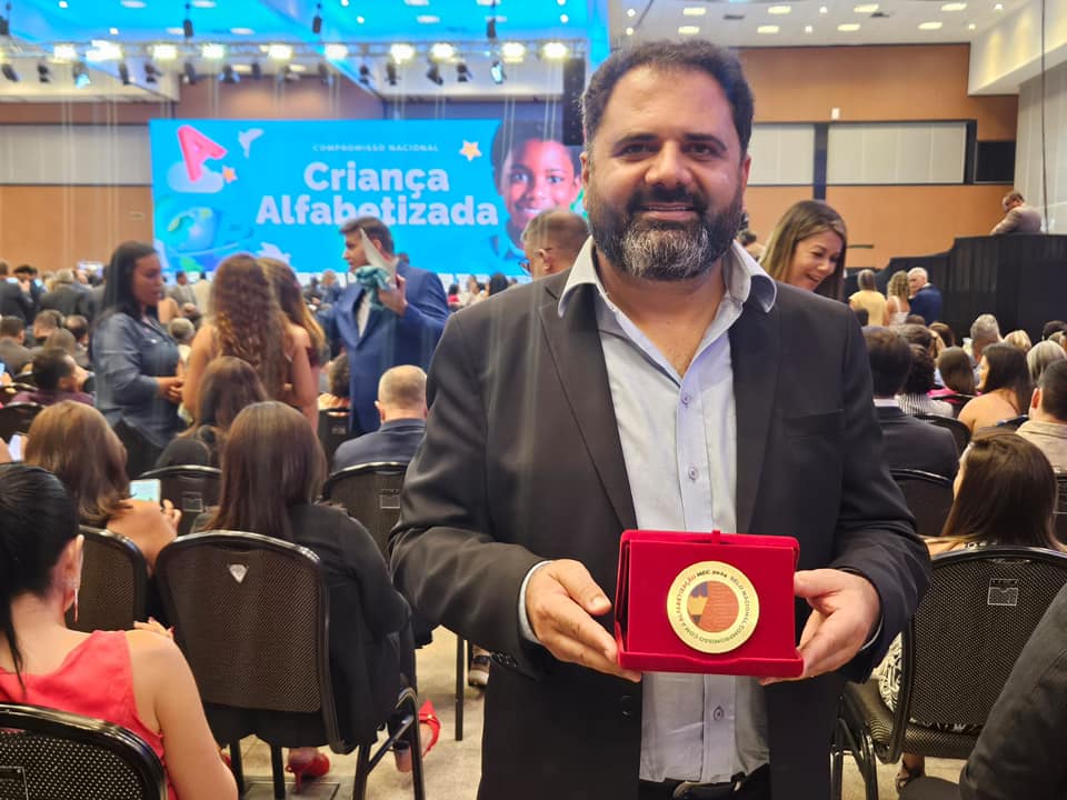 Prefeito Padre Gianny recebeu o prêmio Selo Nacional Compromisso com a Alfabetização - Selo Ouro