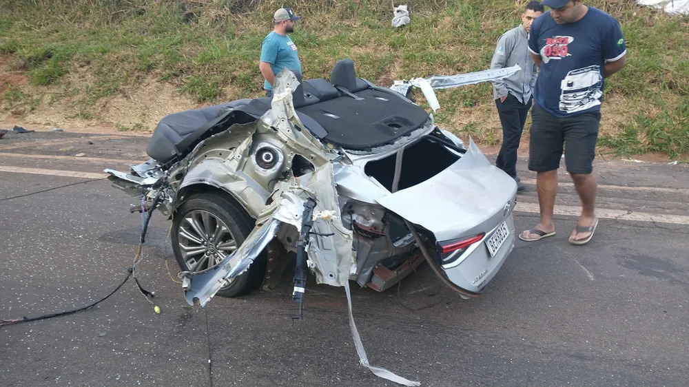 Carro parte ao meio em batida envolvendo van e carreta na BR-376.