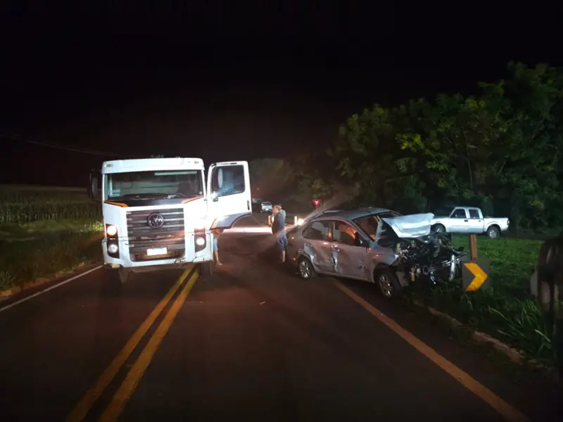 Acidente envolvendo três veículos deixa feridos na PR-239.