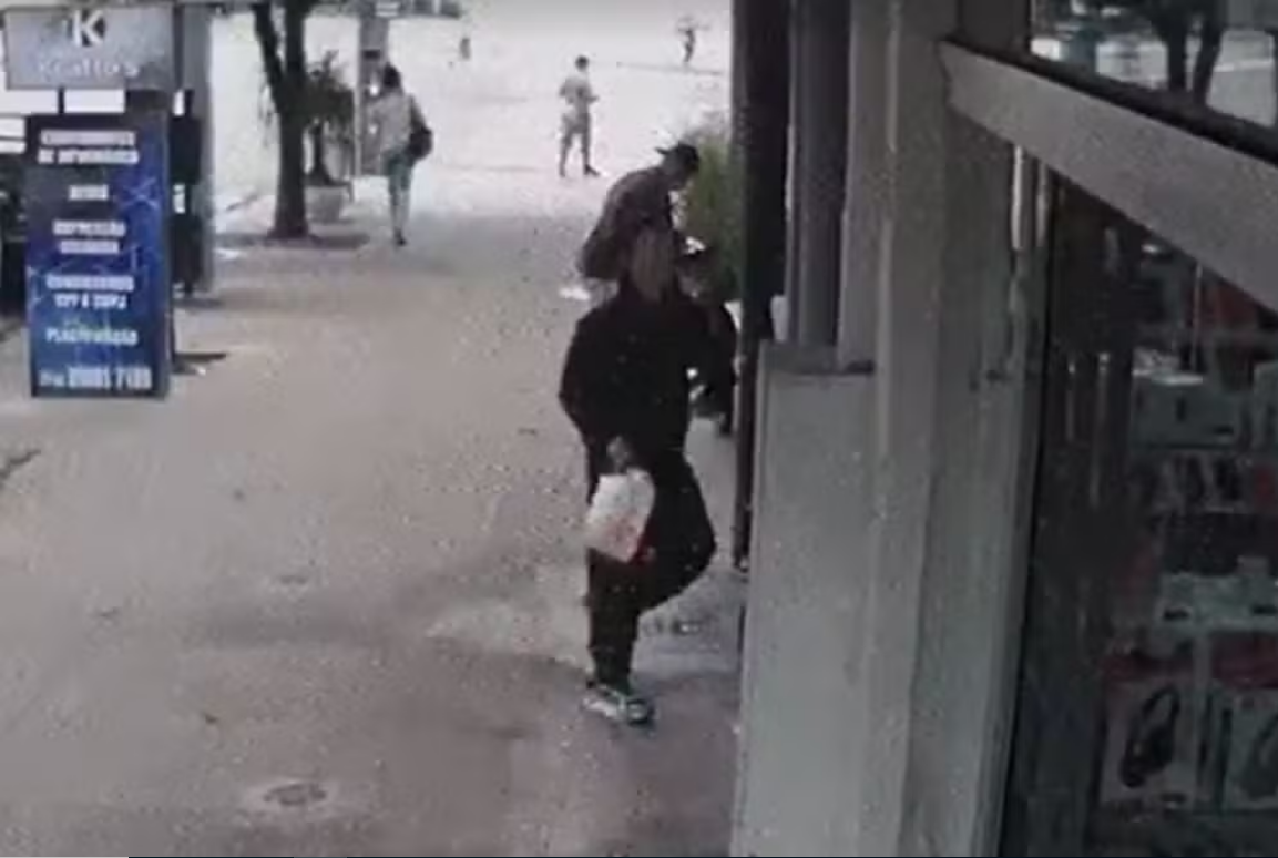 Cliente coloca fogo em loja de operadora de celulares do Paraná após ficar insatisfeito com atendimento, diz PM.