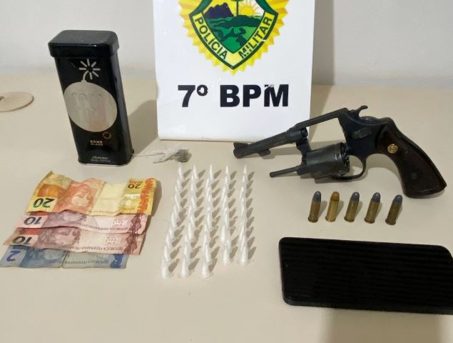 Rapaz de 20 anos é preso com 48 pinos de cocaína e revólver em Goioerê.