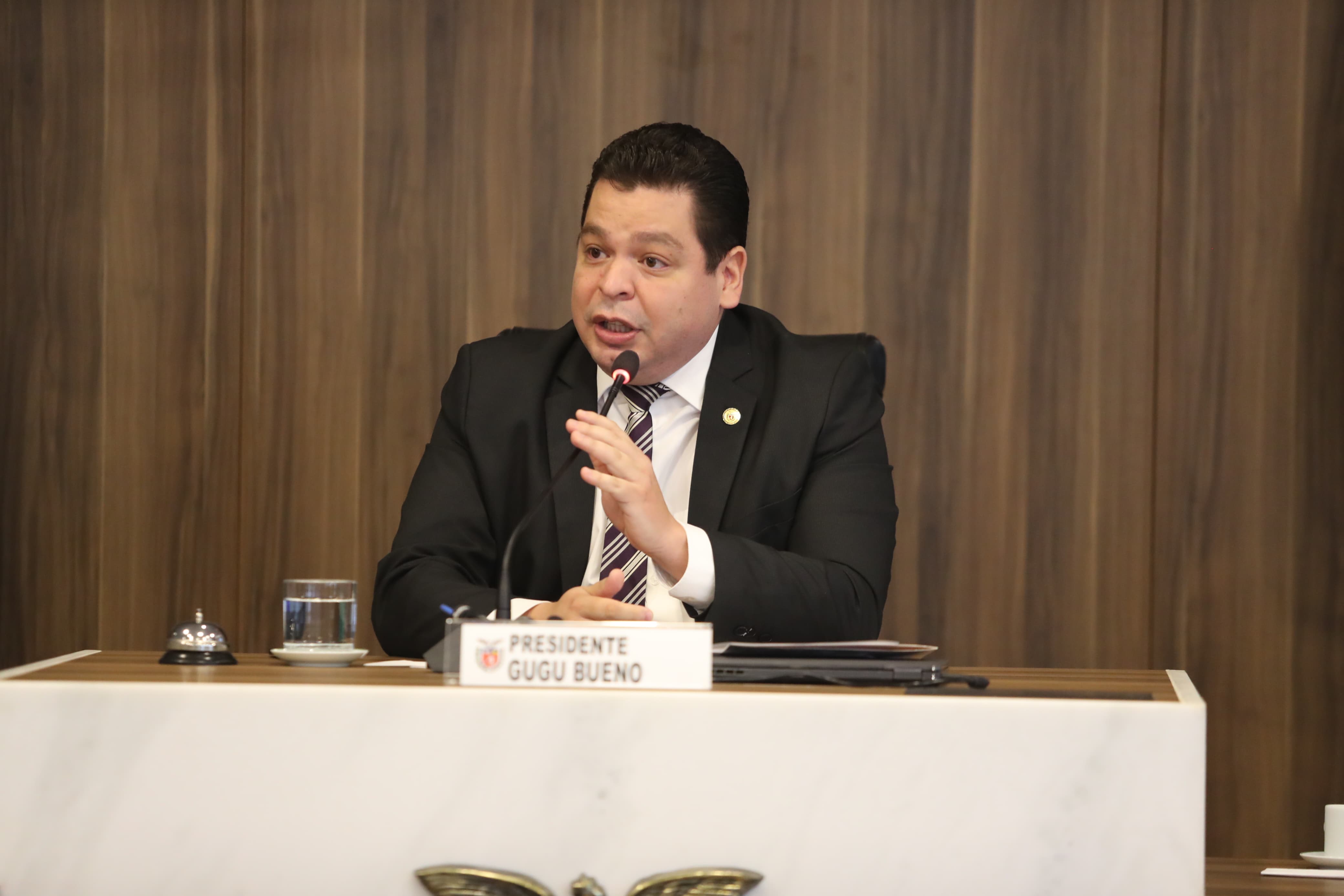 CCJ aprova projeto de Gugu Bueno que agiliza pagamento de débitos de veículos.