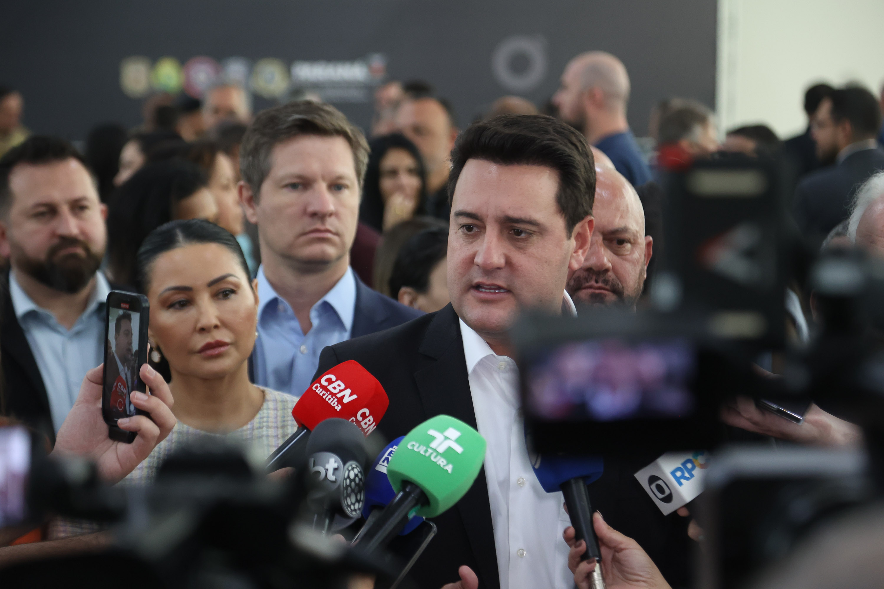 Governador lança projeto de conscientização para combater violência contra a mulher.