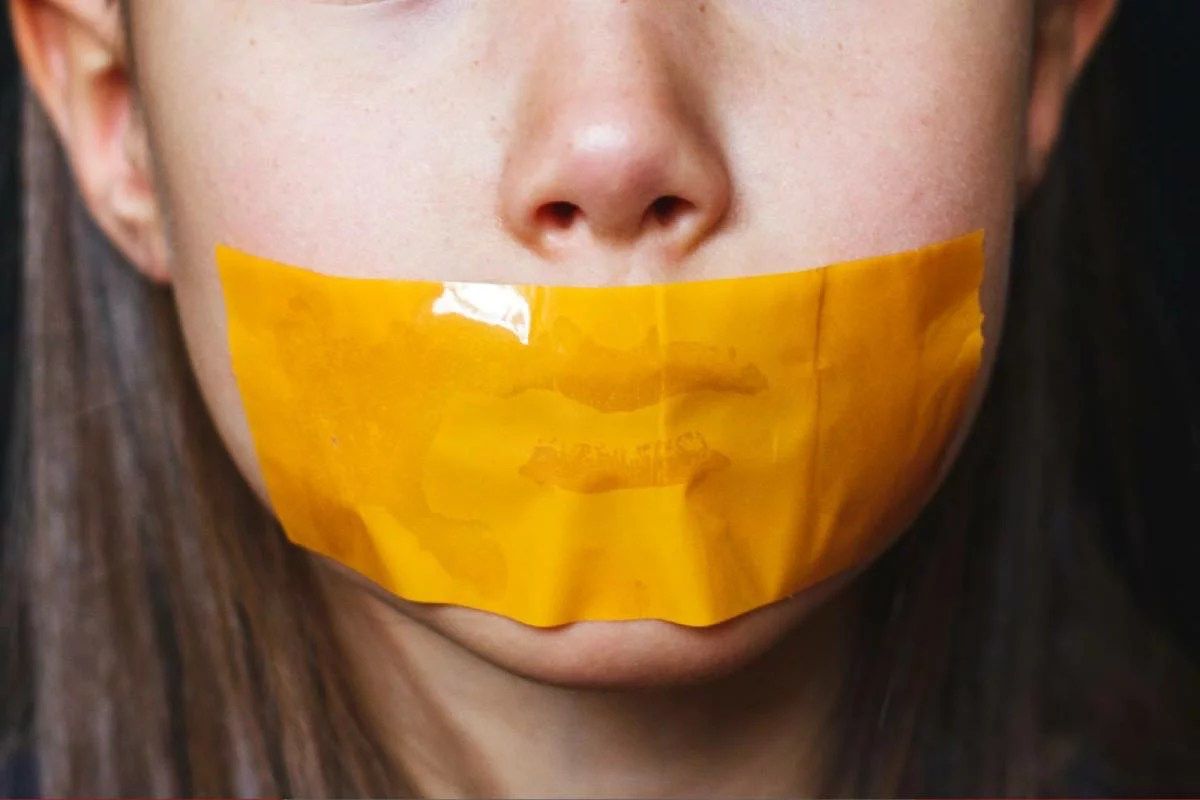Professora é denunciada por colar boca de alunos com fita crepe