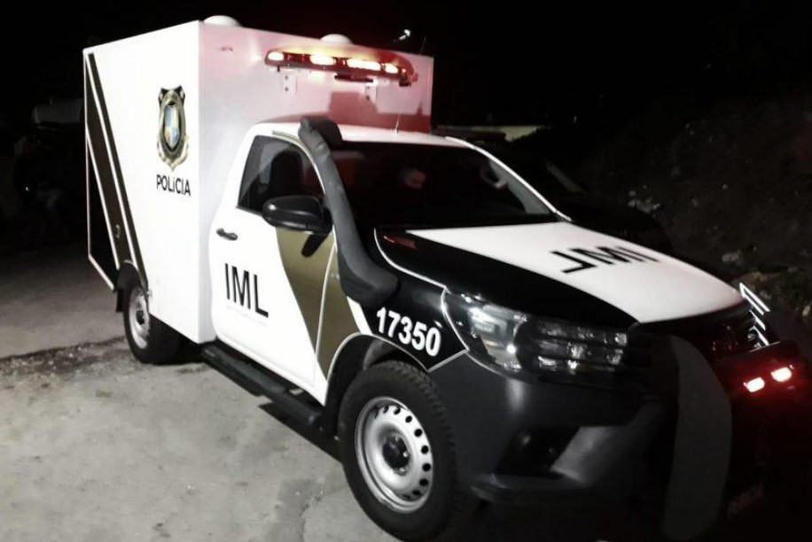 Corpo sem cabeça e sem os braços é encontrado pendurado.