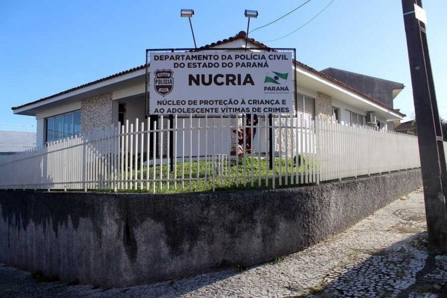 Pai e madrasta são detidos por suspeita de abusar de adolescente de 13 anos.