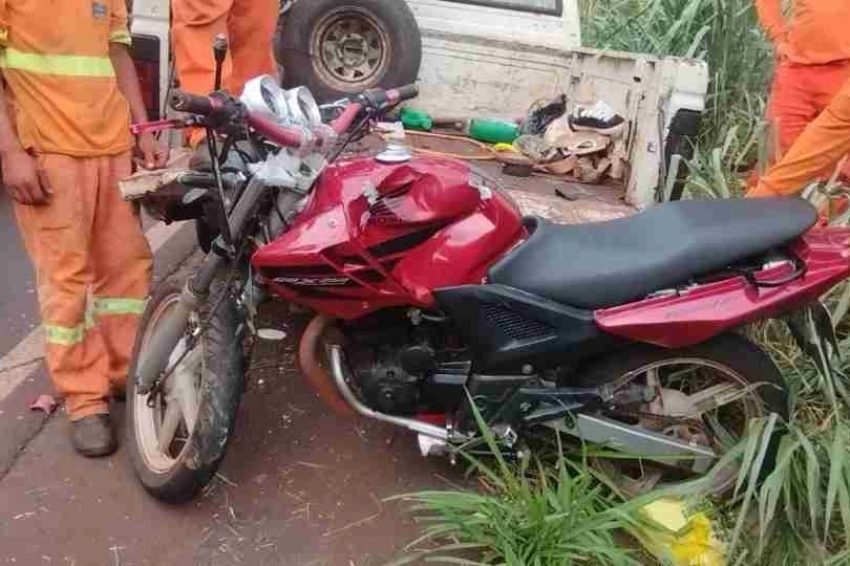 Jovem de 19 anos morre após moto atingir caminhonete na PR-495, em Pato Bragado.