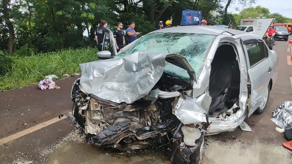 Três pessoas morrem e outras duas ficam gravemente feridas após batida entre dois carros.