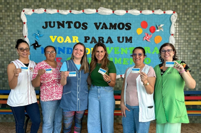 Juranda entrega Cartão Semeando Educação para mais de 800 alunos da rede municipal