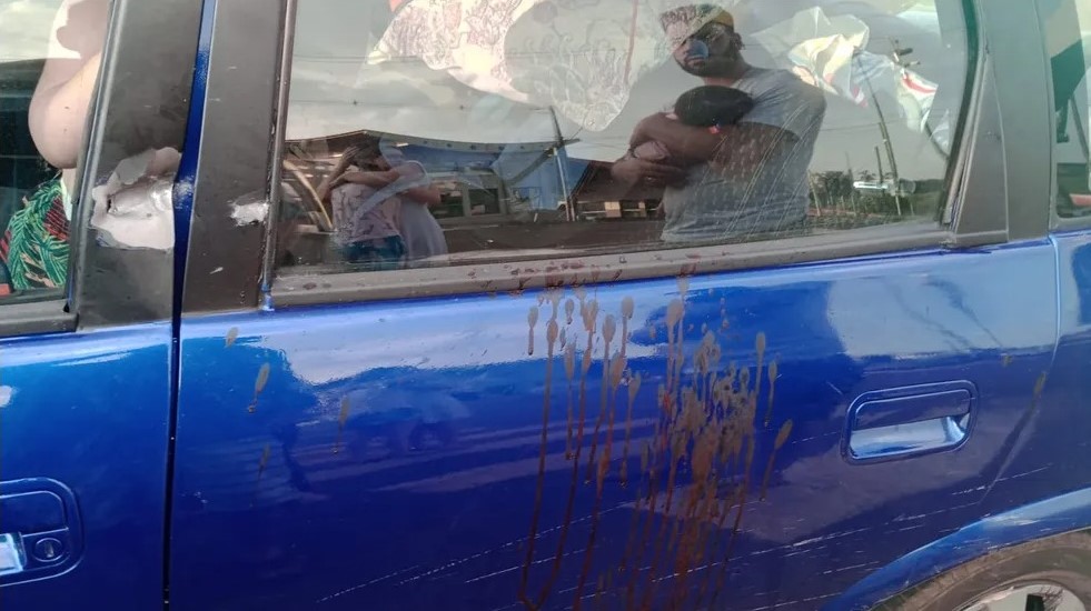 Família é baleada após entrar em propriedade rural por engano; idosa perdeu um dedo.
