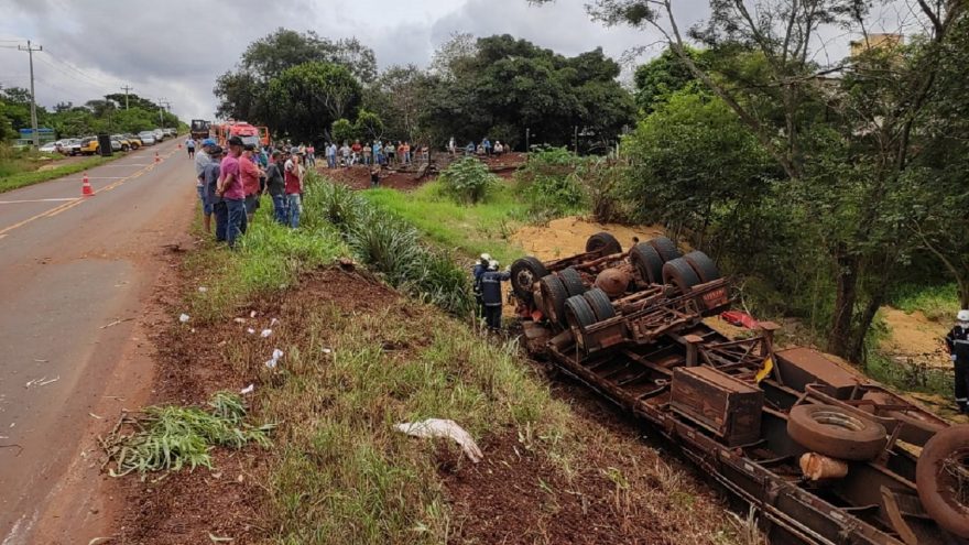 Condutor de caminhão morre após tombamento em Jesuítas.