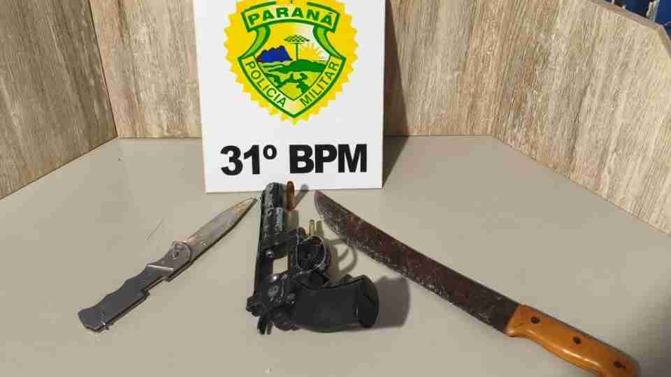 Homem é preso após ameaçar mulher, destruir residência e causar danos em Cafelândia.