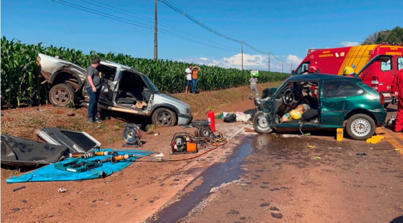 Acidente entre três carros mata duas mulheres e deixa dois feridos na saída de Campo Mourão.