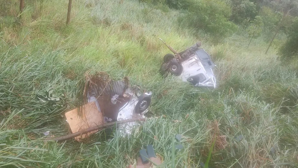 Carro parte ao meio após batida frontal com caminhonete na PR-486 em Brasilândia do Sul.