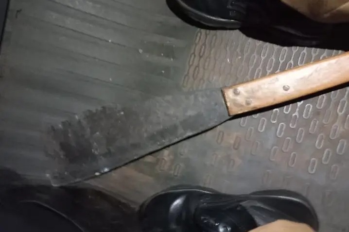 Homem é preso por agredir e ameaçar a companheira de morte com facão.