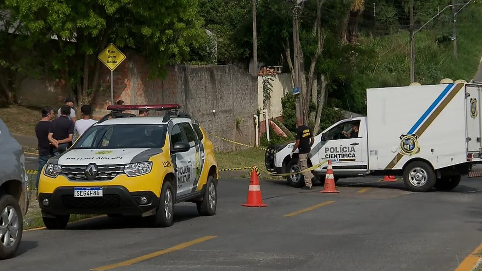 Marido esfaqueia esposa na frente dos filhos, mulher sai pedir socorro, mas é perseguida e assassinada.